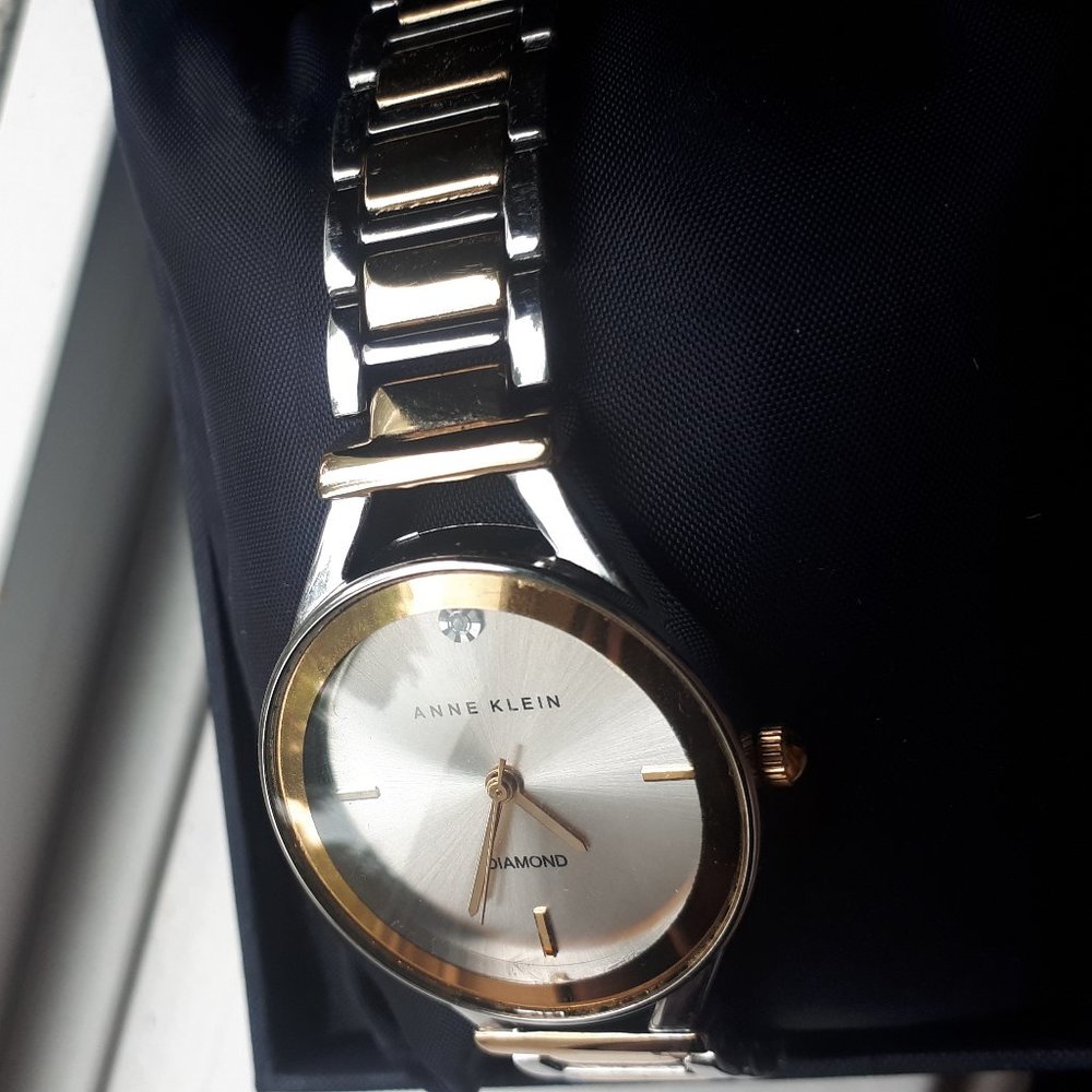 Two-toned women's wristwatch